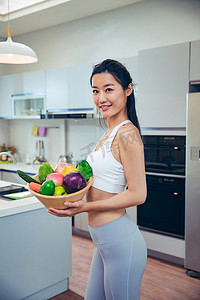 穿着运动装的青年女人在厨房