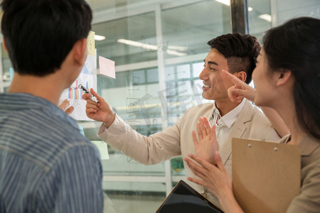 商务青年男女在开会