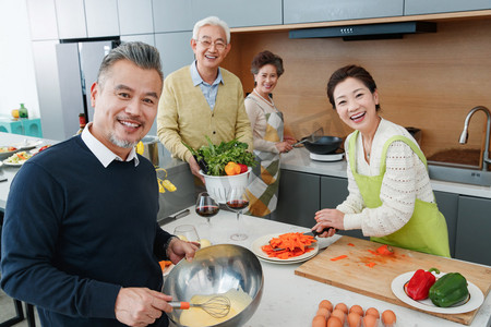 中老年人在厨房做饭