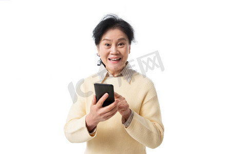 人物享受的表情摄影照片_快乐的老年人拿着手机