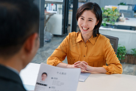 招聘中国摄影照片_青年女人参加工作面试