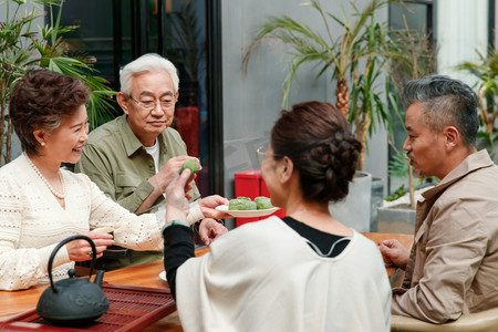 中老年朋友喝茶聊天