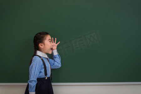 放假通知摄影照片_小学女生在教室