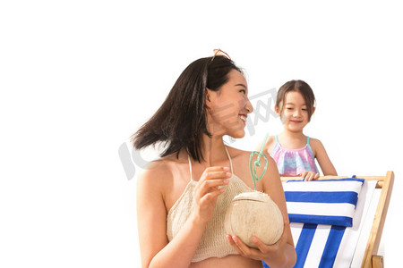 母亲和女儿在沙滩上玩耍