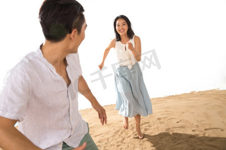 浪漫的年轻情侣在沙滩上玩耍