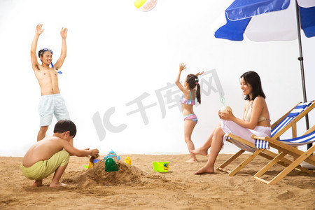 幸福家庭在沙滩上玩耍