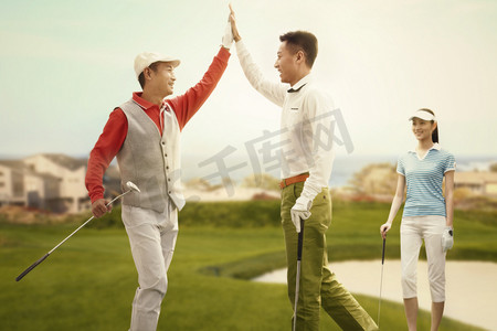 青年人打高尔夫球