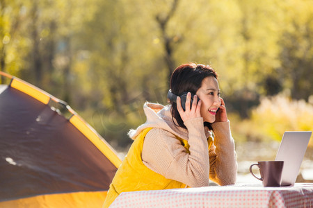 音乐露营摄影照片_青年女人在户外露营