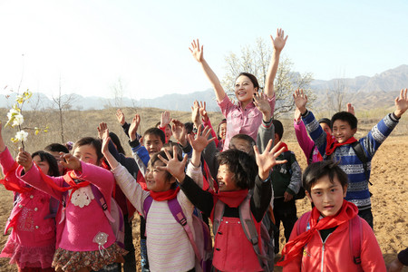 幸福社会摄影照片_乡村老师和学生欢呼