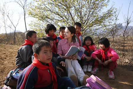 学生给老师摄影照片_乡村老师给小学生讲课