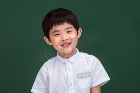 亚洲男孩摄影照片_可爱的小学男生