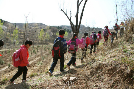 乡村小学生走在山路上