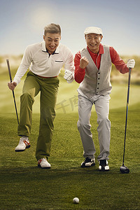 青年人打高尔夫球