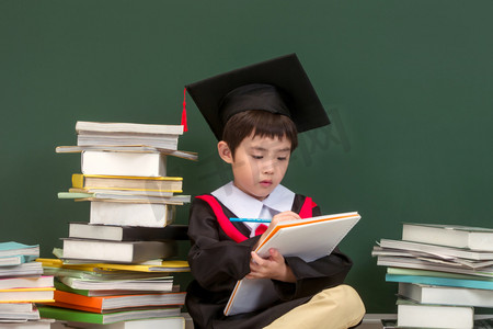 毕业摄影照片_穿着学士服的小学男生