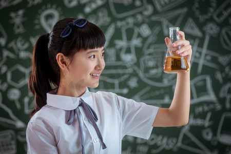 画粉笔摄影照片_小学女生拿着烧杯