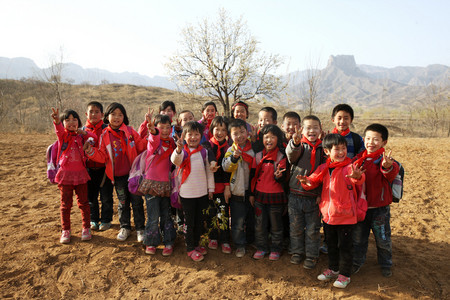 学生快乐的奔跑乡村老师和学生乡村老师和学生乡村老师和学生欢呼乡村