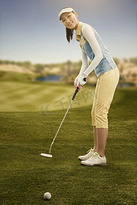 高尔夫运动摄影照片_青年女人打高尔夫球