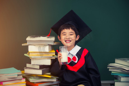 穿着学士服的小学男生