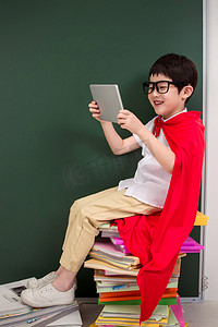小学男生在玩平板电脑