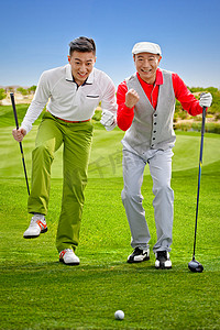 高尔夫运动摄影照片_青年人打高尔夫球