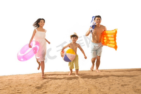可爱奔跑摄影照片_幸福家庭在沙滩上玩耍