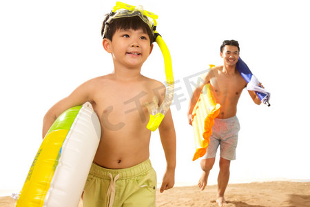 父亲和儿子在沙滩上玩耍