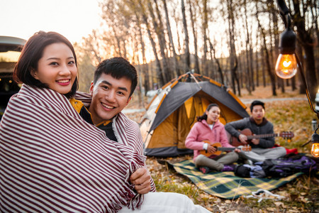 青年男女在户外露营