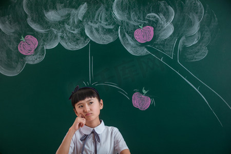 手托学校摄影照片_小学女生在教室