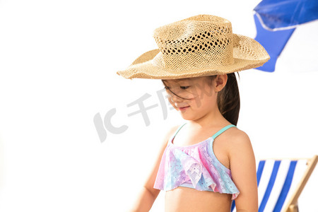 遮阳伞女孩摄影照片_戴着遮阳帽的小女孩