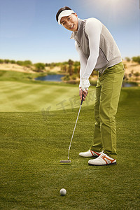高尔夫运动摄影照片_青年男人打高尔夫球