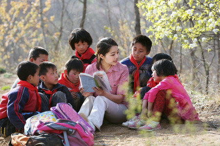 读书的女人摄影照片_乡村老师给小学生讲课