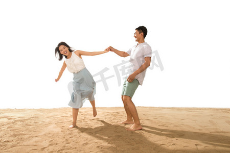 年轻情侣在沙滩上玩耍