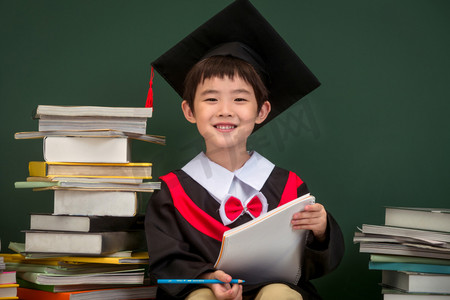 穿着学士服的小学男生