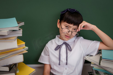 一家人读书摄影照片_疲劳的小学女生