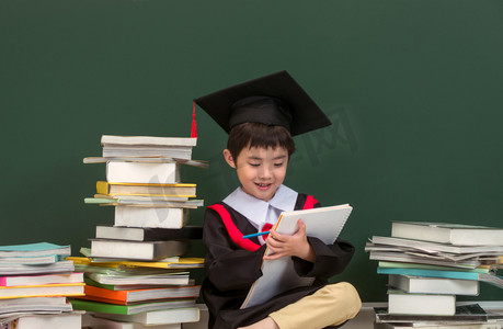 不毕业摄影照片_穿着学士服的小学男生