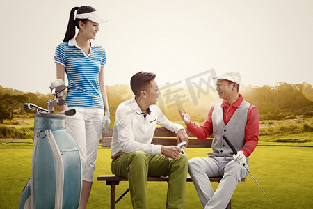 青年人打高尔夫球谈话