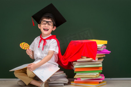 戴着学位帽的小学男生