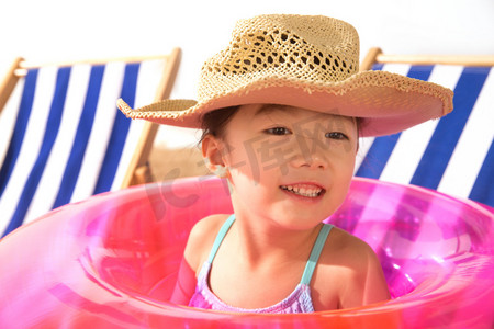 儿童游泳圈摄影照片_戴着遮阳帽的小女孩