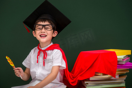 戴着学位帽的小学男生