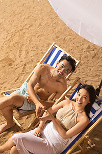 浪漫的年轻情侣在沙滩上