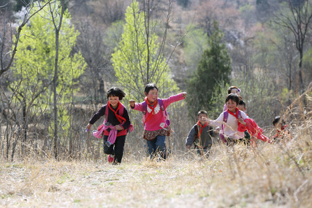 跑步的女生摄影照片_乡村老师和学生