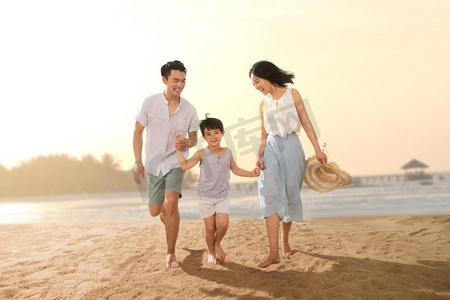 爱的旅游摄影照片_幸福家庭在沙滩上玩耍