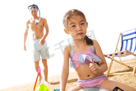 父亲和女儿在沙滩上玩耍