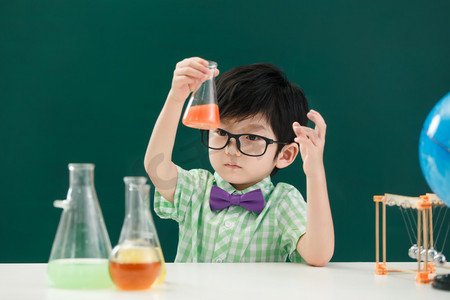 开学彩色摄影照片_小学生上化学课