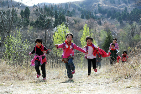 女生跑步摄影照片_乡村小学生快乐的奔跑