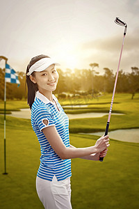 高尔夫运动摄影照片_青年女人打高尔夫球
