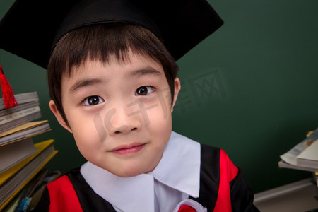 毕业摄影照片_穿着学士服的小学男生