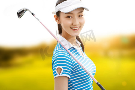 青年女人打高尔夫球