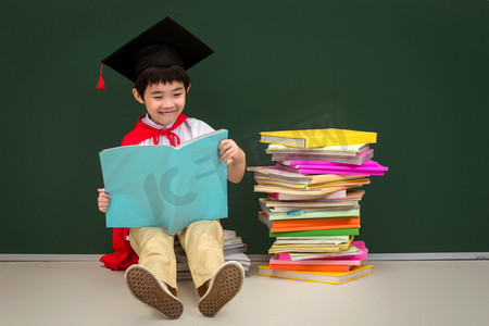 戴着学位帽的小学男生