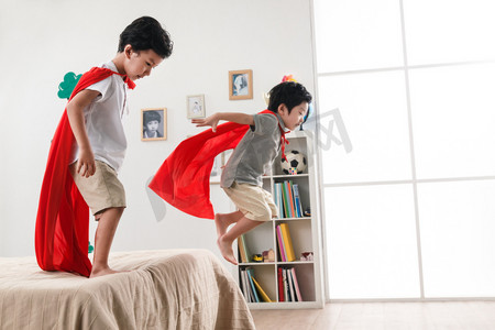 超人斗篷斗篷摄影照片_两个男孩扮演超人